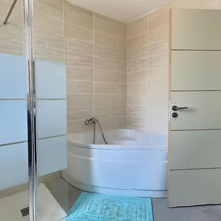Villa Climatisée Pour 8 Personnes Avec Piscine Privée *