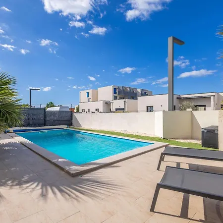 Climatisee Pour 8 Personnes Avec Piscine Privee Sérignan