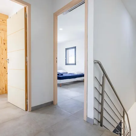 Climatisee Pour 8 Personnes Avec Piscine Privee Vila
