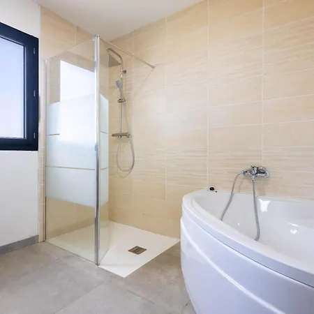 Climatisee Pour 8 Personnes Avec Piscine Privee *