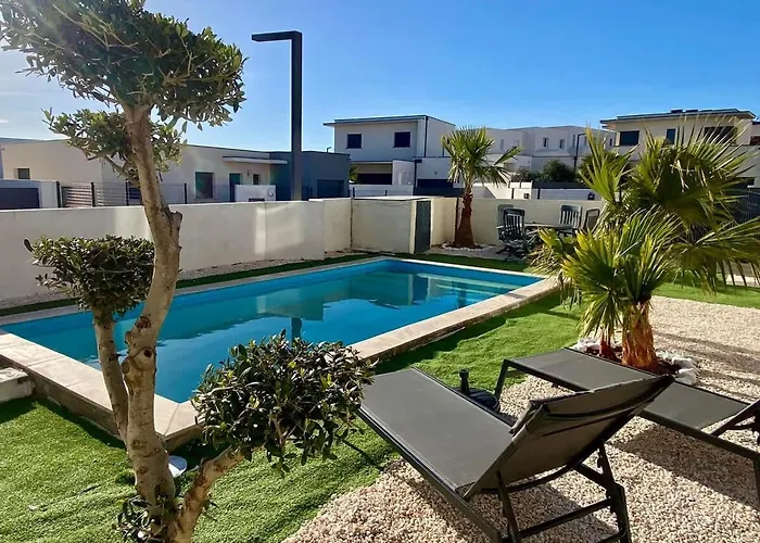 Villa Climatisee Pour 8 Personnes Avec Piscine Privee *