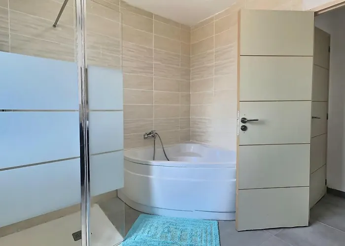 Villa Climatisee Pour 8 Personnes Avec Piscine Privee *